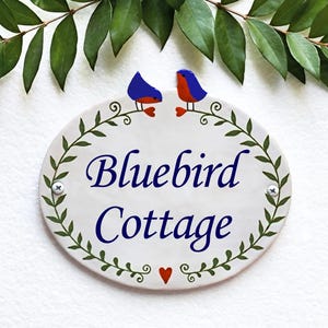 Bluebird Cottage Schild, Custom Haus Name Fliesen, Adressschild, Keramik Gartenschild