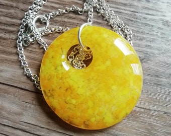 Gelb und Orange Runde Glas Anhänger Halskette mit Silber Effekt Kette. Kostenloser UK Versand.