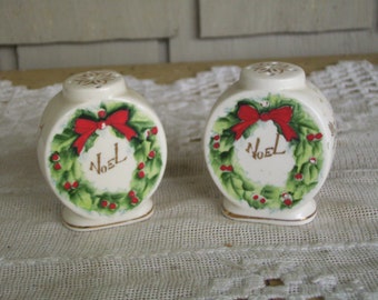 Vintage Hand Painted "Noel" Wreath Salt and Pepper Shakers, Christmas Shakers, Made in Japan