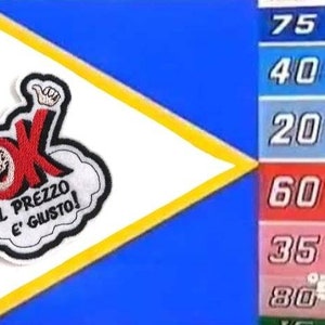 Può includere: Un personaggio dei cartoni animati bianco e rosso con il testo "OK IL PREZZO E' GIUSTO!" su uno sfondo bianco con un bordo giallo. Il personaggio sta alzando il pollice. Uno sfondo blu e giallo è visibile sullo sfondo. Un cartellino del prezzo con i numeri 75, 40, 20, 60, 35 e 80 è visibile sul lato destro dell'immagine.