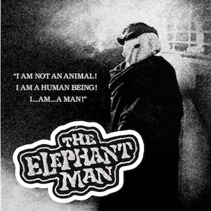 Könnte beinhalten: Schwarzweißes Bild eines Mannes mit einem deformierten Gesicht, der einen Hut und einen Mantel trägt. Der Mann blickt von der Kamera weg. Der Text "I AM NOT AN ANIMAL! I AM A HUMAN BEING! I...AM...A MAN!" ist auf dem Bild gedruckt. Unter dem Mann befindet sich ein schwarz-weiß gestickter Aufnäher mit der Aufschrift "THE ELEPHANT MAN".