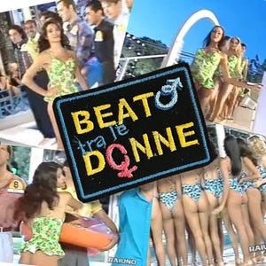 Pode incluir: Um patch preto com o texto "BEATO tra le DONNE" em amarelo, com uma borda azul. O patch apresenta um símbolo masculino e feminino. O fundo mostra um grupo de pessoas, incluindo mulheres em trajes de banho.