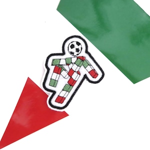 Könnte beinhalten: Ein gestickter Aufnäher mit einem Strichmännchen-Fußballspieler, der die Farben der italienischen Flagge trägt. Die Figur besteht aus Blöcken, und der Kopf ist ein Fußball.