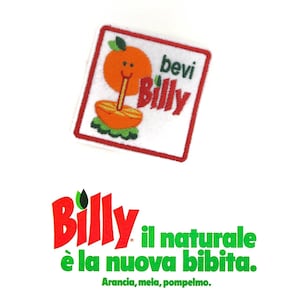 Può includere: Una toppa ricamata vintage che presenta un'arancia sorridente con una cannuccia che sporge. Il testo "bevi Billy" è scritto in rosso e bianco su uno sfondo bianco. La toppa è circondata da un bordo rosso.