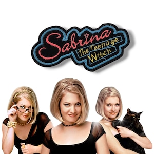 Puede incluir: Un parche bordado en negro y azul con el texto "Sabrina The Teenage Witch" en hilo rosa y amarillo.