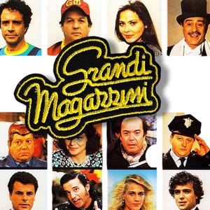 以下が含まれることがあります： 「Grandi Magarimi」という文字が書かれた黒と黄色の刺繍パッチ。パッチは、赤い野球帽をかぶった男性、長い黒髪をした女性、警察の制服を着た男性など、人々の写真のコラージュで囲まれています。