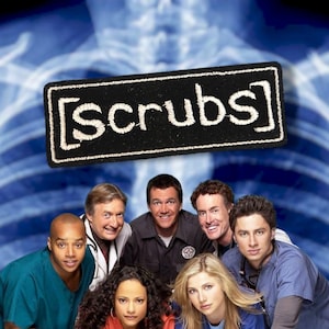 Puede incluir: Imagen del elenco de la serie de televisión "Scrubs". El elenco está compuesto por siete personas, con el logo del programa en la parte superior. El logotipo es un rectángulo negro con la palabra "Scrubs" en blanco.