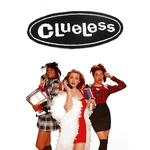 Puede incluir: Tres mujeres de la película Clueless aparecen vestidas con moda de los 90. La mujer del centro lleva un vestido rojo con una estola de piel blanca. La mujer de la izquierda lleva una falda y una chaqueta a cuadros. La mujer de la derecha lleva una camisa a cuadros rojo y negro y una falda negra. El texto "Clueless" aparece en un óvalo negro sobre las mujeres.