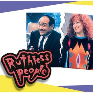 Op de afbeelding: Geborduurde patch met de tekst "Ruthless People" in roze op een zwarte achtergrond. De patch staat voor een gesplitste afbeelding van twee mensen. De achtergrond heeft gele en paarse accenten.