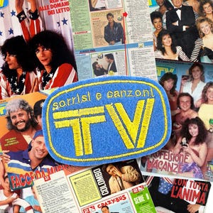 Peut inclure: Un écusson bleu avec le texte brodé jaune "sorrisi e canzoni TV" est le point central. L'écusson est entouré de coupures de magazines vintage avec diverses personnes et du texte. Le thème général est rétro et nostalgique.