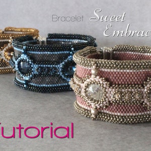 Può includere: Tre braccialetti di perline con uno schema di colori argento, oro e rosa. I braccialetti presentano un design geometrico con grandi cristalli trasparenti. I braccialetti sono intitolati "Sweet Embrace" e "Tutorial".