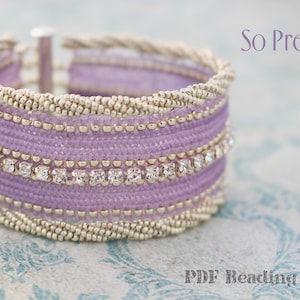 Op de afbeelding: Een lavendelkleurige kralenarmband met zilveren accenten en sprankelende strass-steentjes. De armband heeft een geweven ontwerp met een zilveren sluiting. Tekst op de afbeelding luidt "Bracelet So Precious" en "PDF Beading Pattern".