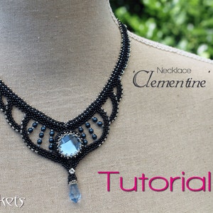 Könnte beinhalten: Eine schwarze Perlenkette mit einem großen blauen Kristall-Anhänger. Die Kette heißt 'Clementine' und das Bild ist mit 'Tutorial' beschriftet.
