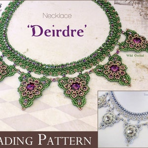 Könnte beinhalten: Ein Perlenkettenmuster namens "Deirdre" mit einem grün-violetten Farbschema. Das Muster wird in zwei Farbvarianten gezeigt: "Wild Orchid" und "Smokey Mauve".