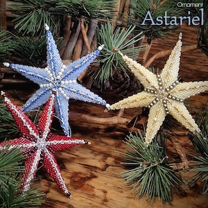 Pode incluir: Três ornamentos em forma de estrela com trabalho intrincado de missangas nas cores azul, vermelho e creme. Cada estrela é construída com pequenas contas de vidro com detalhes metálicos e centros de contas brancas ou prateadas maiores.