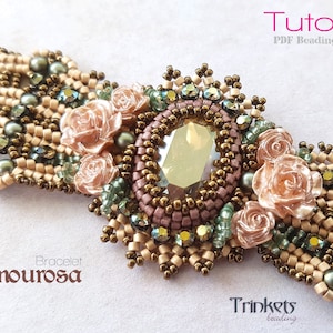 Op de afbeelding: Een kralenarmband met een grote, gefacetteerde, groene edelsteen omringd door kleinere kralen en kunstbloemen. De armband heet "Amourosa" en is een tutorial-patroon van Trinkets Beading.