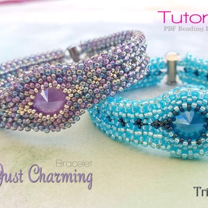 Op de afbeelding: Twee kralenarmbanden met een kristallen middelpunt. De armband aan de linkerkant is paars en blauw, en de armband aan de rechterkant is blauw en zwart. De armbanden zijn gelabeld met "Just Charming" en "Trikets Beading".