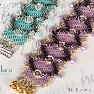 Op de afbeelding: Twee armbanden met kralen, één turquoise en één paars, met ingewikkelde geometrische patronen. De armbanden hebben vierkante en ruitvormen, met zilveren en gouden sluitingen. De tekst "Allara Bracelet" is zichtbaar. De afbeelding is een PDF-kralenpatroon.