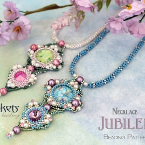 Pode incluir: Um colar de contas azul e verde com um pingente que apresenta três seções em forma de diamante com pedras coloridas e pérolas. O colar se chama "Jubilee" e é um padrão de miçangas.