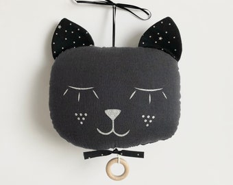 Coussin musical chat en gaze de coton noire et étoiles blanches pour cadeau de naissance ou anniversaire bébé boite à musique originale