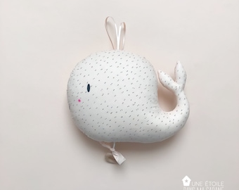 Mobile musical baleine rose nude pour cadeau de naissance fille ou anniversaire bébé peluche musicale personnalisée