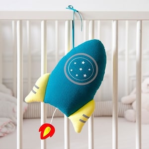 Muziekdoosje met raketmotief in eendenblauw en mimosa geel katoenen gaas, babynachtlampje als origineel geboortecadeau, muziekmobiel
