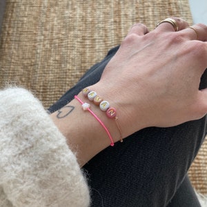 Pulsera de palabras dulces con cuentas de letras doradas y eslabones deslizantes para un regalo original para mamá y adolescente.