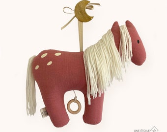 Peluche cheval musical gaze de coton terracota laine écrue pour cadeau de naissance original bébé fille ou garçon boite à musique poney