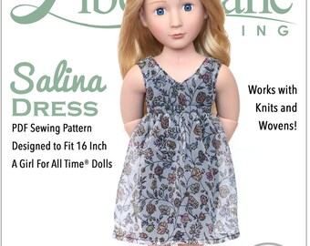 Pode incluir: Um padrão de costura PDF para um vestido Salina projetado para bonecas de 40,6 cm. O padrão é fácil de seguir e inclui instruções para fazer um vestido com estampa floral. O vestido é sem mangas e tem um decote em V. A boneca está usando o vestido e tem cabelo loiro e olhos azuis.