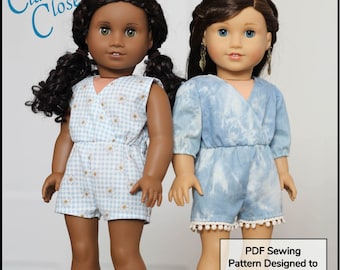 Könnte beinhalten: Ein PDF-Nähmuster für einen Wickel-Playsuit, der für 45,7 cm große Puppen wie American Girl Puppen geeignet ist. Das Muster ist auf zwei Puppen abgebildet, eine mit brauner Haut und eine mit heller Haut, beide tragen den Playsuit. Das Muster ist mit "Wrap Romper" und "Copyright © 2020 Clarisse's Closet" beschriftet.