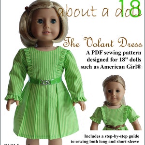 Op de afbeelding: Een PDF-naaipatroon voor een 45,7 cm popjurk genaamd "The Volant Dress". De jurk is groen-wit gestreept met een bruine riem. Het patroon bevat instructies voor zowel lange als korte mouwen en drie riemopties. Vaardigheidsniveau: Gemiddeld.