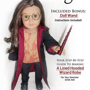 Puede incluir: Una muñeca con una túnica con capucha negra y burdeos, pantalones negros y botas marrones. La muñeca sostiene una varita. El texto "INCLUDED BONUS: Doll Wand Instructions Included!" está en la parte superior de la imagen. El texto "YOUR STEP-BY-STEP GUIDE TO MAKING A Lined Hooded Wizard Robe For Your American Girl® Doll" está en la parte inferior de la imagen.