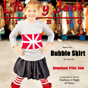 Può includere: Una ragazza indossa una camicia grigia a maniche lunghe con un motivo a stella rosso e bianco, una gonna a bolle nera, collant a righe rosse e bianche e stivali rossi. Il testo "Libby Jane" è in lettere rosse nella parte superiore dell'immagine. Il testo "Make A fun... Bubble Skirt...For Your Girl Download, Print, Sew Customized For Girls By Feathers A Flight of Fancy Find More Great Patterns @ www.LibertyJanePatterns.com" è in lettere nere nella parte inferiore dell'immagine.