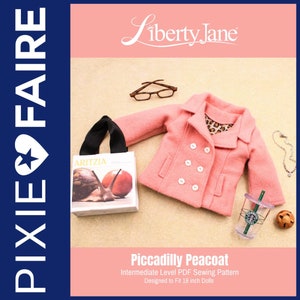 Puede incluir: Un patrón de costura para un abrigo rosa para muñecas de 45 cm. El patrón se llama "Piccadilly Peacoat" y es de nivel intermedio. La imagen también muestra una pequeña bolsa, gafas, un collar, una taza y una galleta.
