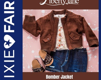 Könnte beinhalten: Eine braune Bomberjacke mit Reißverschluss und Taschen, ein Hemd mit Blumenmuster, ein blauer Jeansrock und braune Sandalen. Das Schnittmuster ist für eine Puppe, die 45,7 cm groß ist. Der Text auf dem Bild lautet "Bomber Jacket Intermediate Level PDF Sewing Pattern Designed to Fit 18 inch Dolls Liberty Jane"