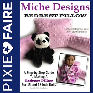 Puede incluir: Un patrón de costura para una almohada de respaldo para muñecas de 38 y 46 cm. El patrón es para principiantes avanzados e incluye una guía paso a paso. La imagen muestra una almohada de respaldo rosa con un peluche de panda sentado encima.