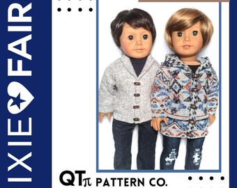 Könnte beinhalten: Ein PDF-Nähmuster für einen Opa-Pullover für 45 cm große Puppen, wie z. B. American Girl-Puppen. Das Muster stammt von QT Pattern Co. und ist ein Muster für fortgeschrittene Näher. Das Bild zeigt zwei Puppen, die den Pullover in verschiedenen Mustern tragen.