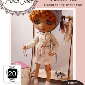 Puede incluir: Un patrón de crochet para un suéter de muñeca con corbatas de cuentas. El patrón está diseñado para muñecas Blythe de 30 cm. El patrón incluye instrucciones para tejer solo el suéter. El patrón es un patrón de crochet de nivel intermedio. La imagen muestra una muñeca usando el suéter terminado.
