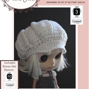 Puede incluir: Un gorro de newsboy de crochet blanco diseñado para muñecas Blythe de 30,5 cm. El patrón incluye instrucciones para un gorro adicional. El patrón es para un crochetero de nivel intermedio. El texto "NEWSIE CAP" y "DESIGNED TO FIT 12" BLYTHETM DOLLS" está impreso en la imagen.