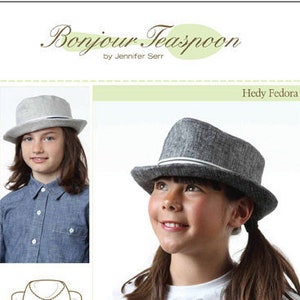 Può includere: Un cartamodello per un cappello fedora per bambini e bambole di 46 cm. Il cartamodello si chiama "Hedy Fedora" ed è di Bonjour Teaspoon di Jennifer Serr. Il cartamodello include le istruzioni per realizzare il cappello in tre taglie: piccola (53 cm), media (56 cm) e grande (58 cm).