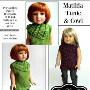Peut inclure: Patron de tricot pour une tunique et un col pour poupée. Le patron est conçu pour les poupées de 45,7 cm, telles que les poupées American Girl. Le patron est destiné à un niveau de compétence intermédiaire. L'image montre deux poupées portant les vêtements finis. La poupée à gauche porte une tunique et un col verts, et la poupée à droite porte une tunique et un col violets.