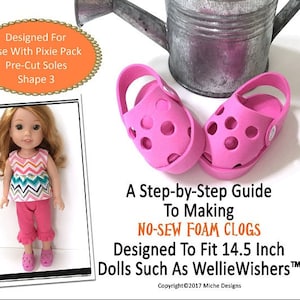 Puede incluir: Un patrón de zuecos de espuma sin coser de color rosa para muñecas de 36,8 cm. El patrón está diseñado para usarse con las suelas precortadas Pixie Pack, forma 3. El patrón incluye una guía paso a paso para hacer los zuecos. "Miche Designs" y "No-Sew Foam Clogs" están escritos en naranja en la parte superior de la imagen. "Designed To Fit 14.5 Inch Dolls Such As Wellie Wishers™" está escrito en negro en la parte inferior de la imagen.