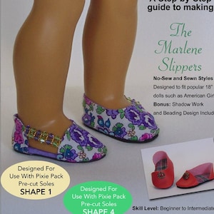 Peut inclure: Un patron de couture PDF pour la fabrication de pantoufles de poupée. Le patron comprend des instructions pour les styles sans couture et cousus. L'image montre une paire de pantoufles fleuries sur les pieds d'une poupée et une paire de pantoufles rouges avec une doublure à carreaux. Le patron est conçu pour les poupées de 45 cm et comprend un travail d'ombre et un design de perles.