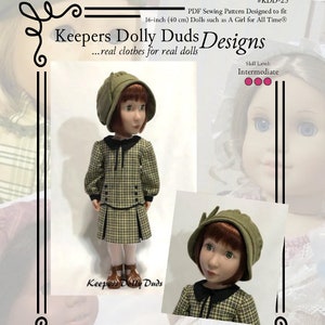 Puede incluir: Un patrón de costura PDF para un vestido de muñeca de 40 cm (16 pulgadas), con un diseño de cuadros verdes y negros y un sombrero verde. El patrón se titula "Downtown 1920s" y es de Keepers Dolly Duds Designs.