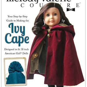 Op de afbeelding: Een naaipatroon voor een Ivy Cape, ontworpen voor 45,7 cm American Girl® poppen. Het patroon is voor een gemiddeld naai niveau. De afbeelding toont een pop die de afgewerkte cape draagt, die een dieprode kleur heeft.