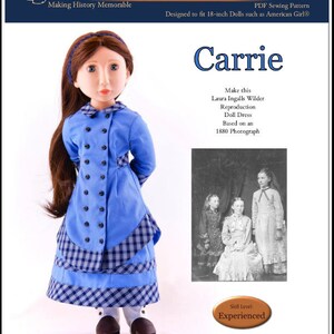Puede incluir: Un patrón de costura para un vestido de cuadros azules y blancos para una muñeca de 46 cm. El patrón se titula "Carrie" y se basa en una fotografía de 1880. El patrón está diseñado para muñecas de 46 cm como American Girl. El nivel de habilidad para este patrón es "Experimentado".