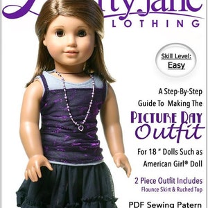Op de afbeelding: Een PDF-naaipatroon voor een 45,7 cm poppenoutfit, met een paars-zwart topje en een zwarte rok met ruches. Het patroon is getiteld "Fotodag Outfit" en is geclassificeerd als "Makkelijk" niveau. Het patroon is beschikbaar om te downloaden, af te drukken en te naaien.
