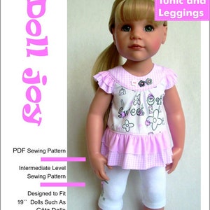 Może przedstawiać: Wzór szycia PDF na tunikę i legginsy dla lalek o wysokości 48 cm. Wzór zawiera okrągły dekolt z juką, dwurzędowe falbanki na rękawach lub styl bez rękawów oraz dwurzędową falbankę na dole. Lalka na zdjęciu nosi różowo-białą tunikę z nadrukiem "Sweet" i białe legginsy.