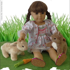 Könnte beinhalten: Ein PDF-Schnittmuster zum Nähen von zwei Hasen-Haustierchen für 45 cm Puppen. Das Schnittmuster beinhaltet ein Bonus-Karottenmuster. Das Bild zeigt eine Puppe, die die beiden fertigen Hasen-Haustierchen hält.