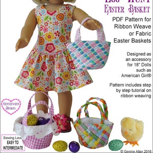 Könnte beinhalten: Ein PDF-Muster zum Nähen eines Osterkorbs für 45 cm Puppen. Das Muster enthält eine Schritt-für-Schritt-Anleitung zum Bänderweben. Das Bild zeigt eine Puppe, die einen fertigen Korb hält, sowie weitere fertige Körbe und ein gelbes Küken.